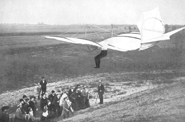 Otto Lilienthal glides toward a crowd.