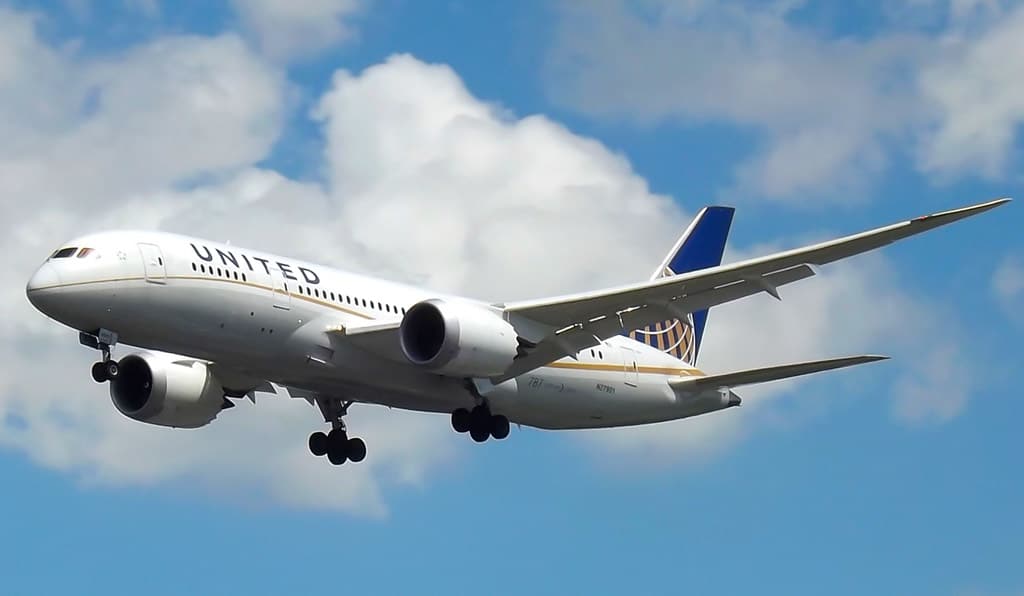 United Boeing 787 in flight
