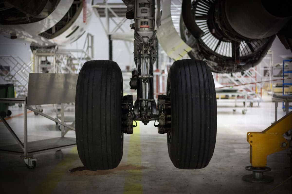 An airliner in the maintenance hangar - Pilot vs Mechanic