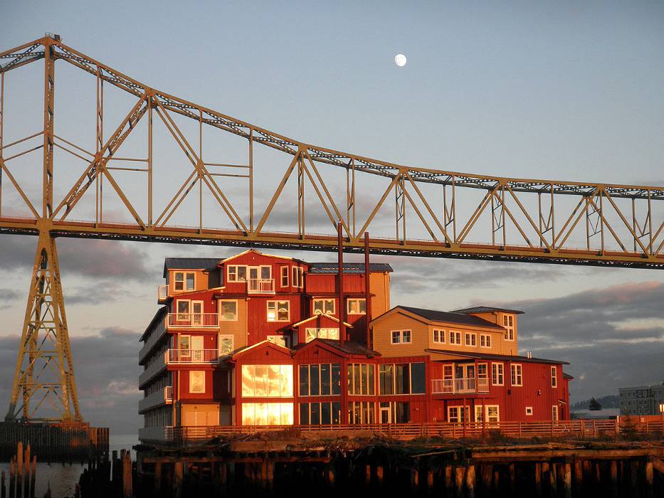 Cannery_Pier_Hotel_and_the_Astoria Megler_Bridge