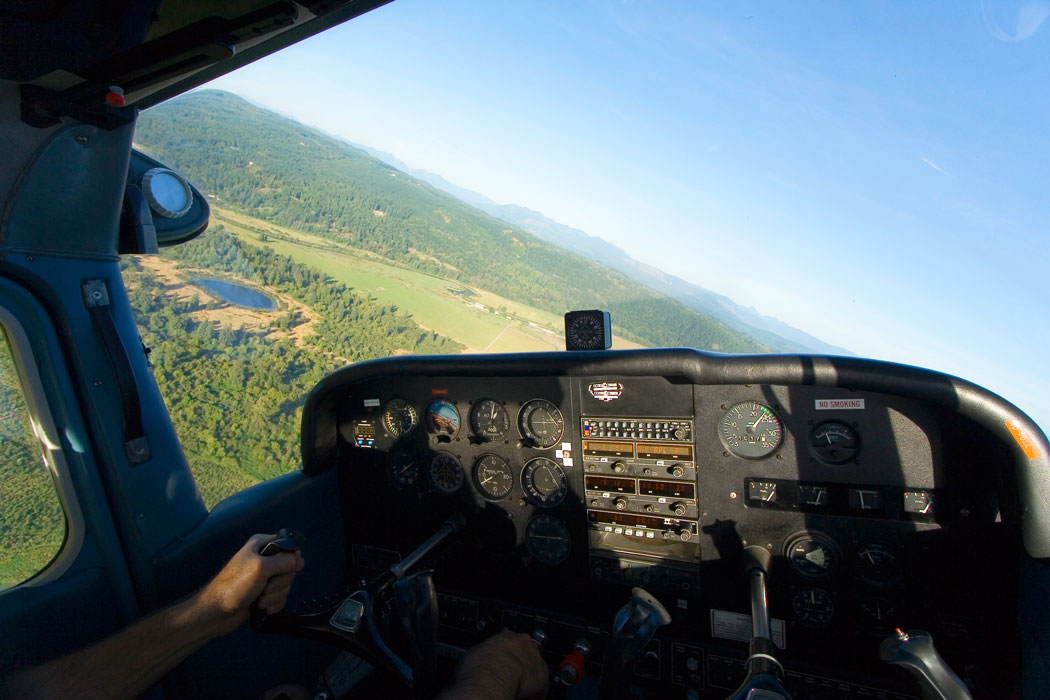 Cessna 172 cockpit in flight - Recipients of the 2016 AOPA Flight Training Scholarships announced