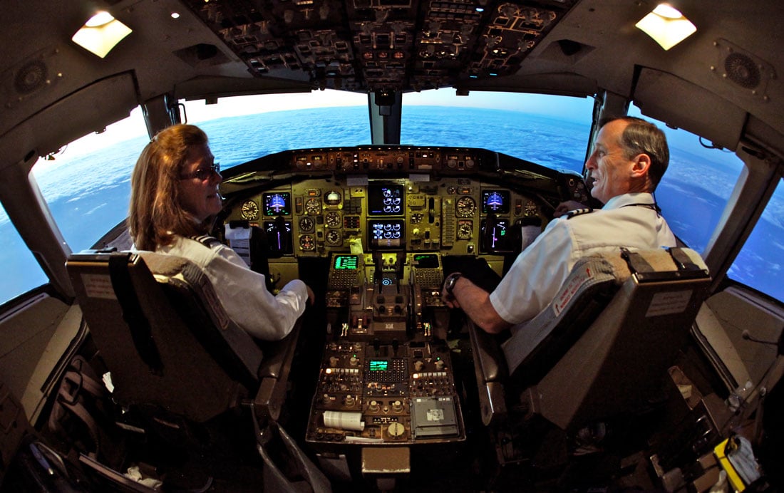 A male and female airline pilot in a Boeing 757 cockpit - Do Men or Women Make a Better Pilot?
