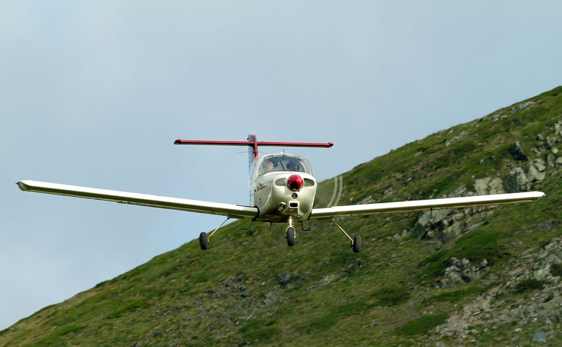 A PA-38 Piper Tomahawk in flight